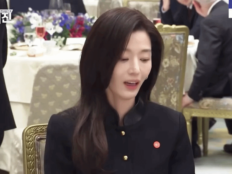 Vẻ đẹp của cô được đánh giá toát ra vibe không khác gì 1 nữ chính trị gia.