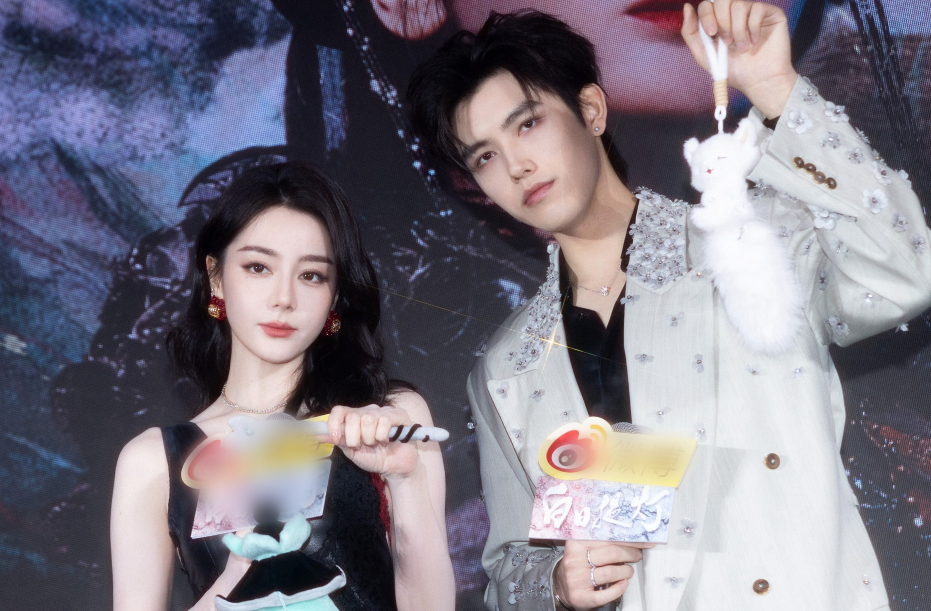 Ngoài đời, Địch Lệ Nhiệt Ba và Trần Phi Vũ không có khoảng cách tuổi tác như trên phim