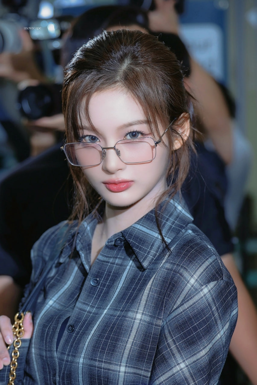 Sullyoon gây ấn tượng với công chúng nhờ ngoại hình tươi sáng, đường nét đậm tiêu chuẩn Hàn Quốc (Ảnh:X)