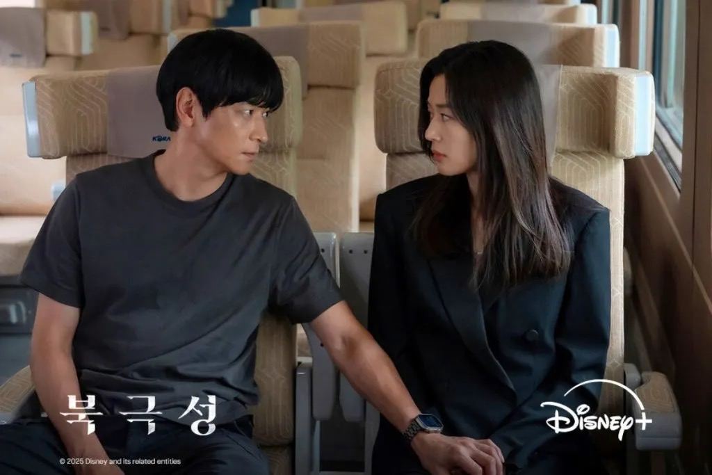 Tạo hình nữ ngoại giao sang chảnh, quyền lực và ấn tượng của Jeon Ji Hyun trong Tempest. (Ảnh: Instagram)