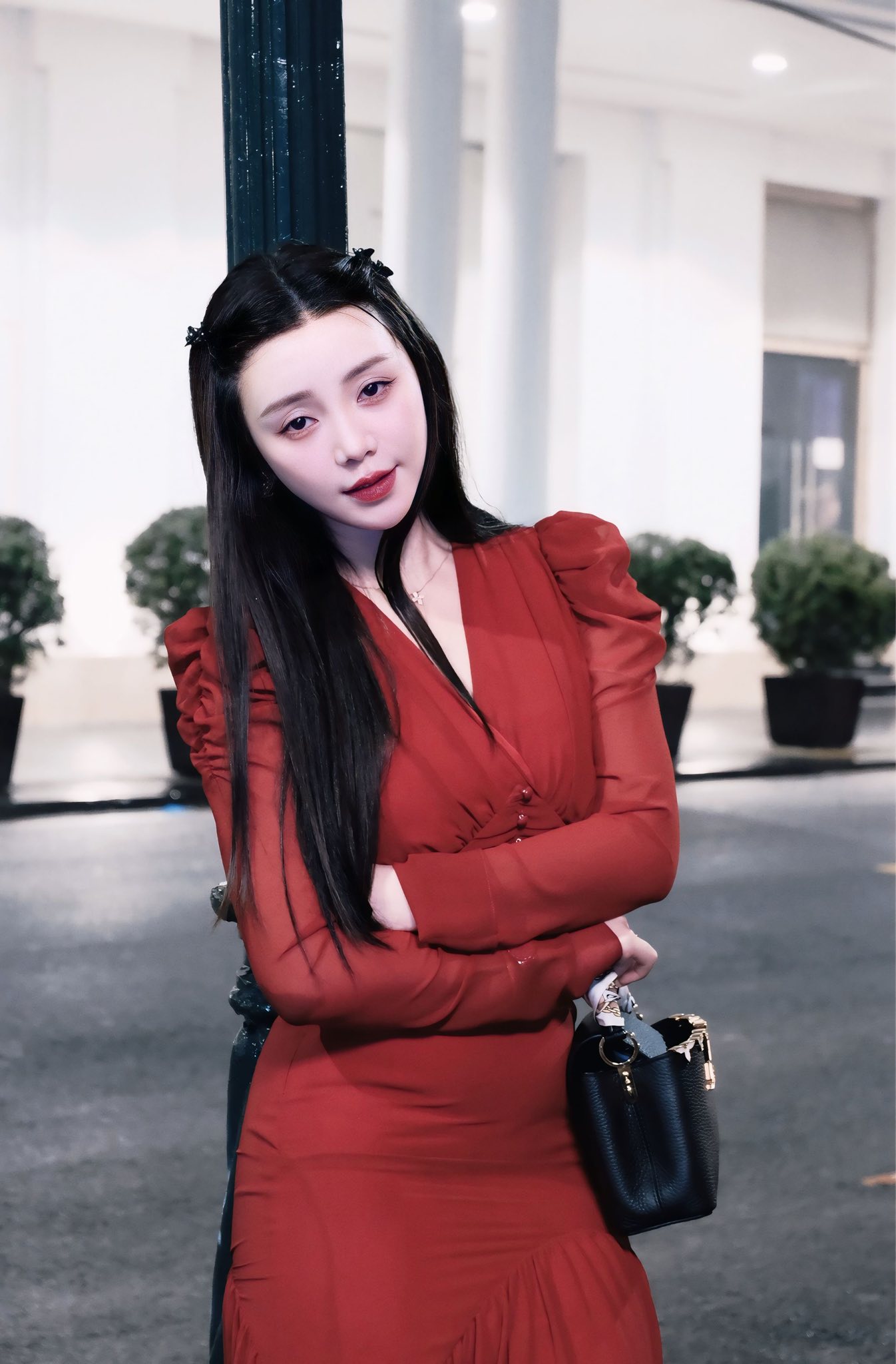 Nhan sắc mỹ nhân Việt này lạ lắm: Ngoài đời được khen đẹp như Phạm Băng Băng, lên phim bị chê nhìn như ma nữ