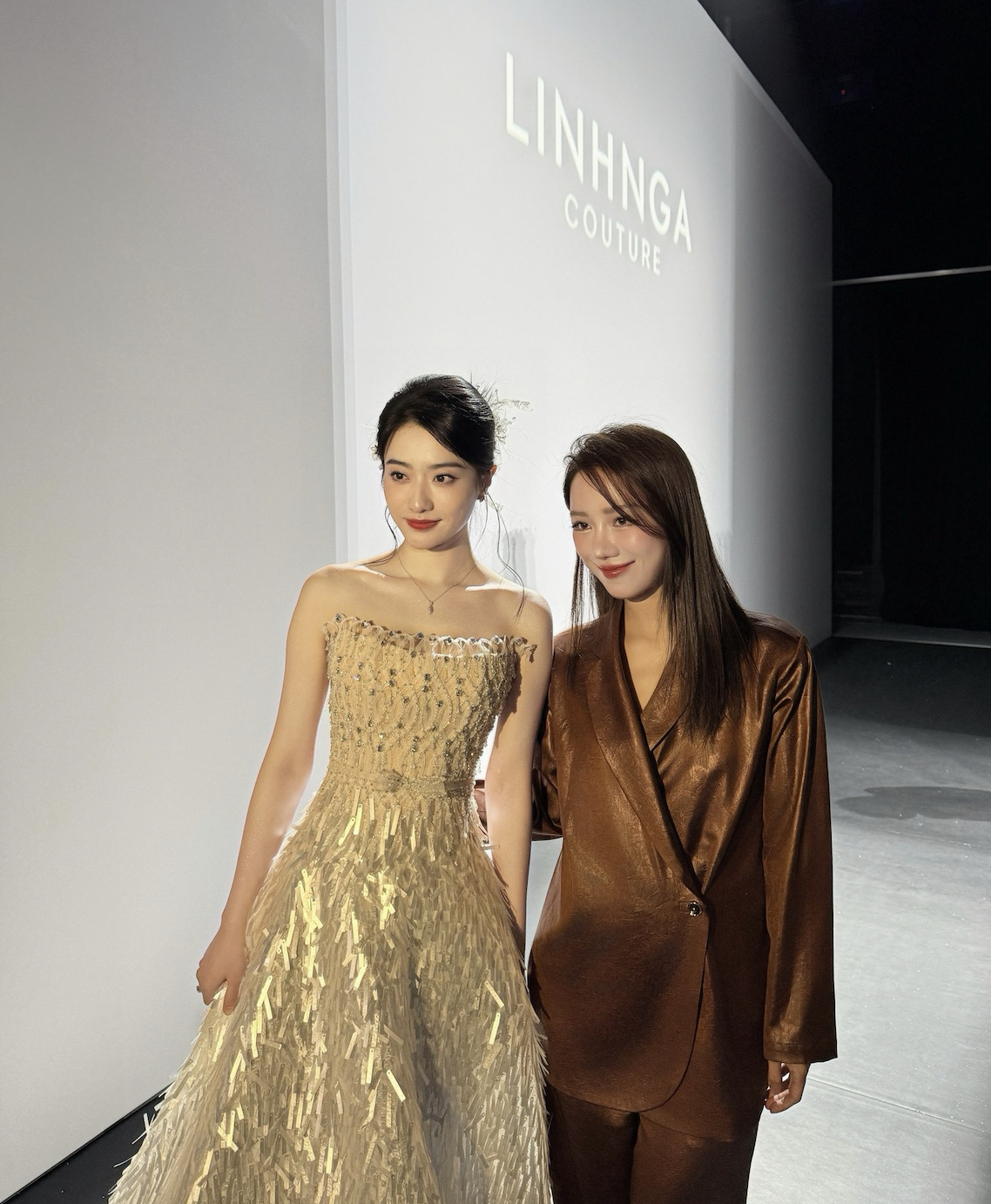 NTK Linh Nga và vedette - nữ diễn viên Tôn Tuyết Ninh.