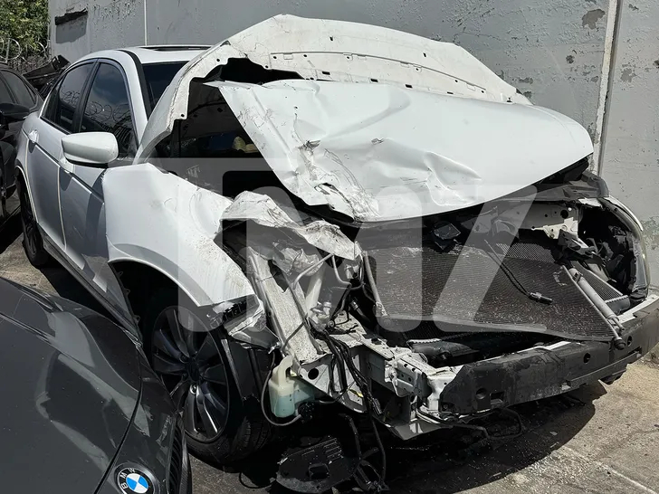 Chiếc xe gây tai nạn bị hư hỏng nặng nề, trong khi phương tiện của Tori Spelling chịu thiệt hại ít hơn. Ảnh: Pagesix