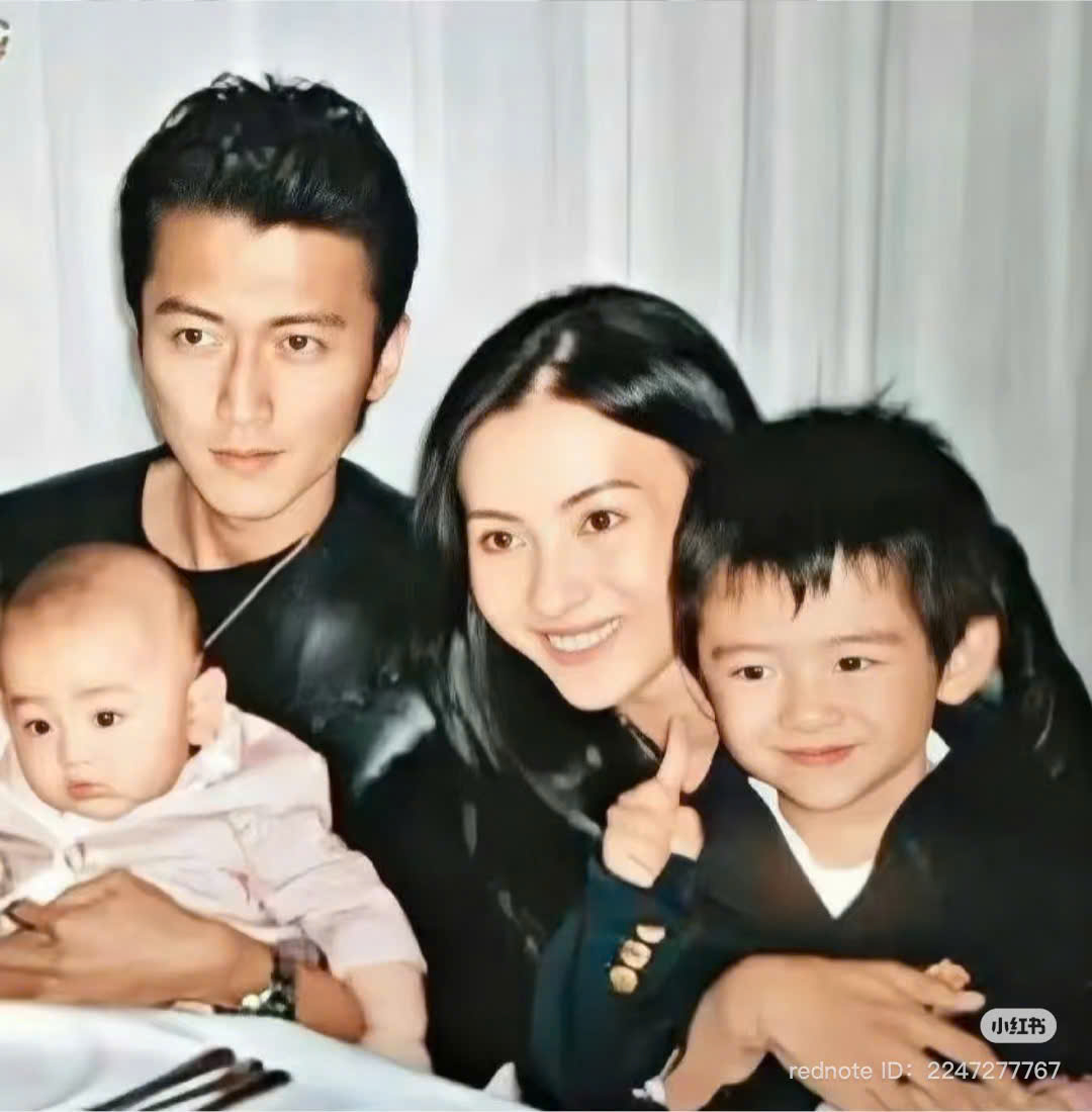 Lucas - Quintus bên bố mẹ ngày còn bé. Ảnh: Weibo