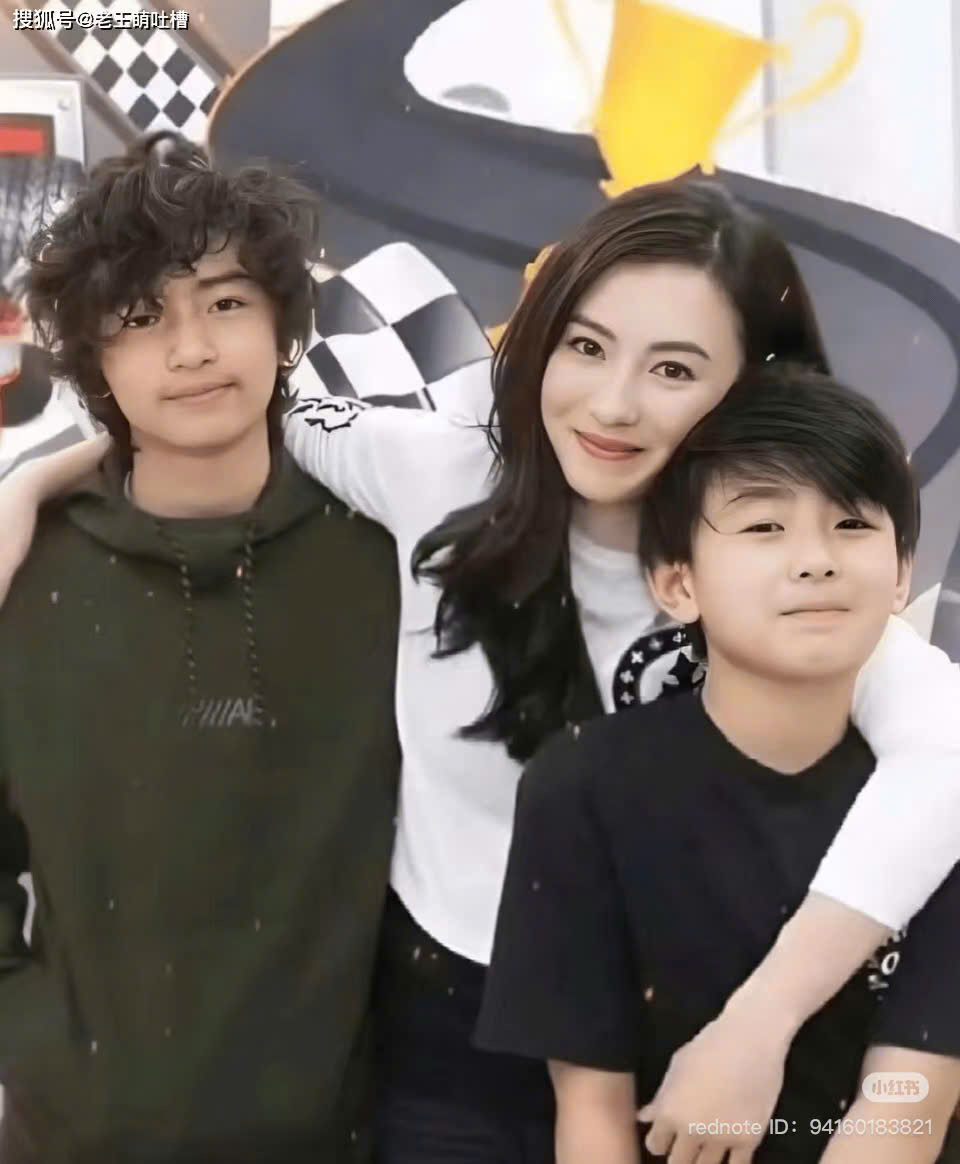 2 anh em ngày càng khôn lớn và thể hiện nhiều tài năng. Ảnh: Weibo