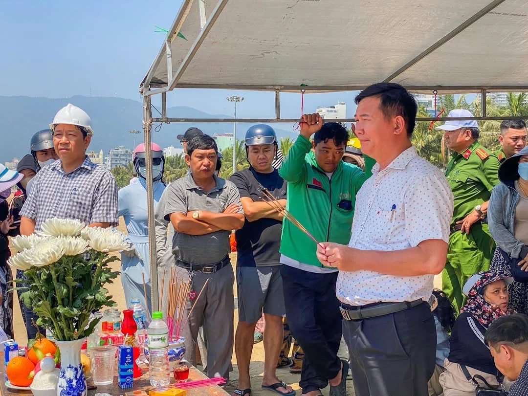 Lực lượng chức năng đang tìm kiếm học sinh mất tích trên biển Quy Nhơn vào sáng 6/4.