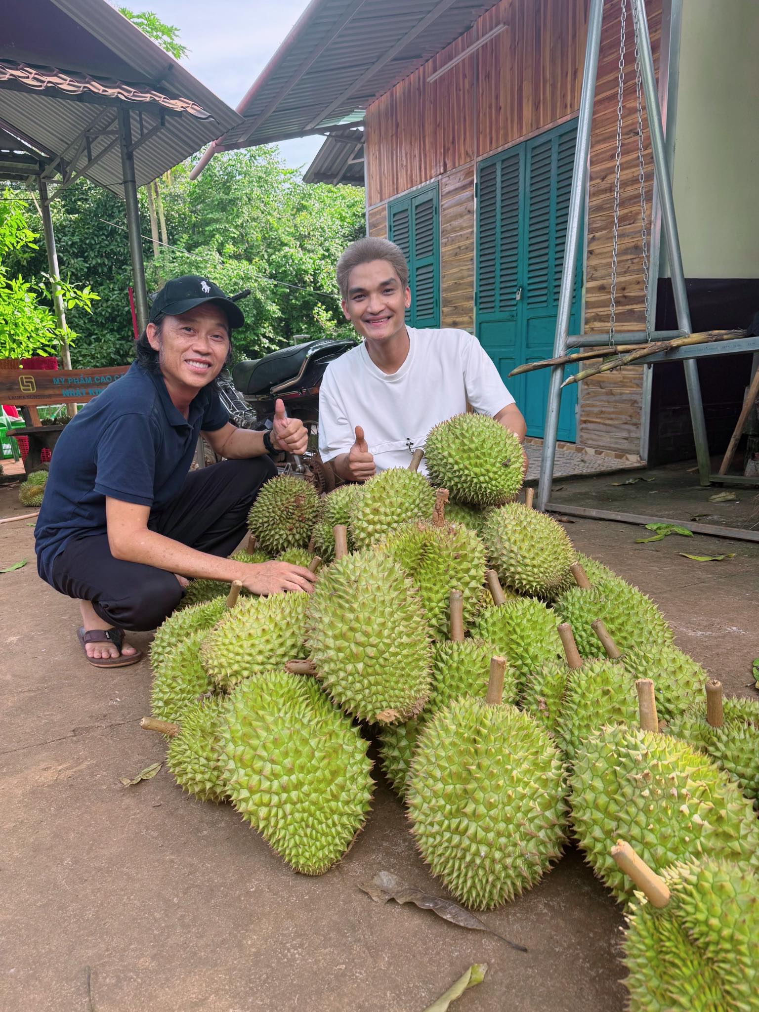   Nghệ sĩ Hoài Linh từng được chẩn đoán mắc ung thư tuyến giáp giai đoạn đầu vào năm 2021. Ảnh: Tổng hợp   