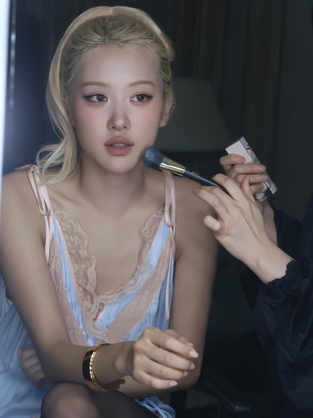 Nhờ 4 lọ kem nền này: Rosé, Suzy, Jennie... và loạt sao Hàn có làn da mướt mát, đẹp đến mức filter mất việc