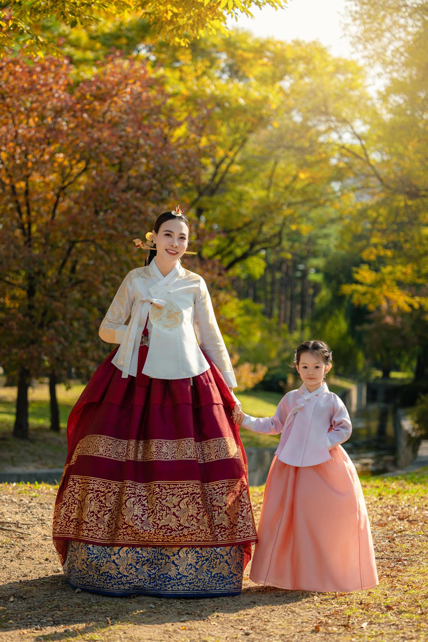 Nhóc tỳ thường xuyên được bố mẹ cho đi du lịch, tận hưởng cuộc sống giàu có 