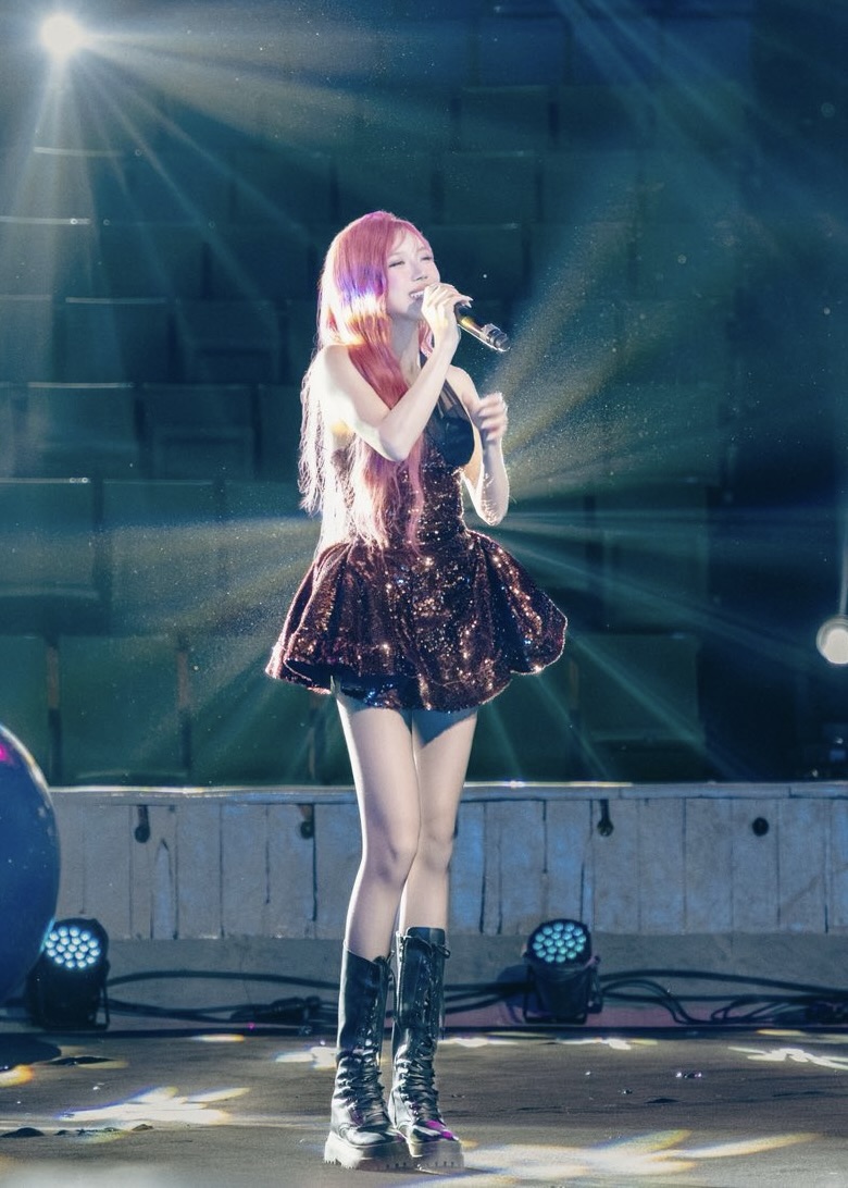 Trên sân khấu đôi chân của Trang Pháp khi diện váy ngắn vô cùng nổi bật.