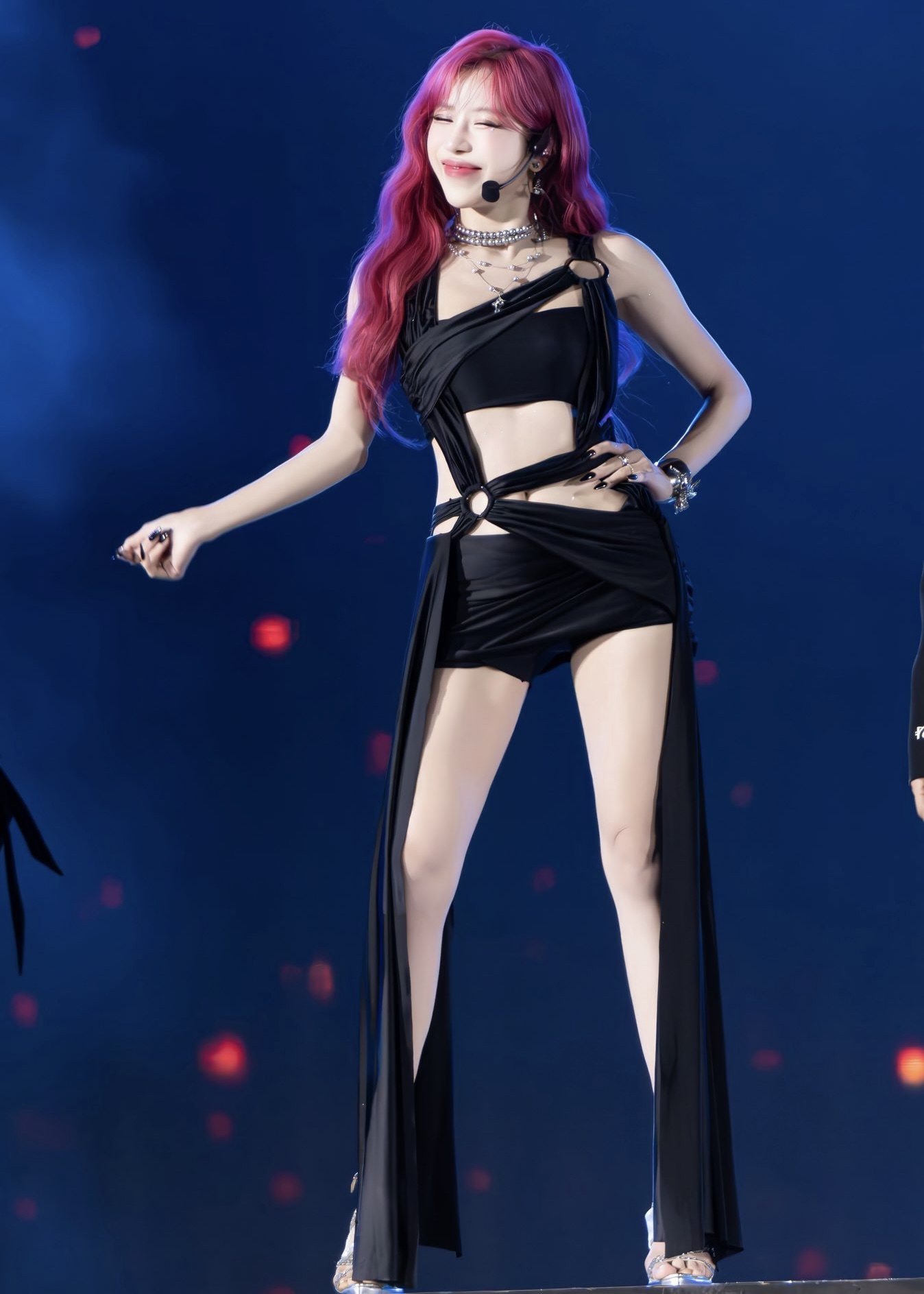 Đôi chân mảnh như tăm tre của Trang Pháp, nhìn thôi đã thấy bất an