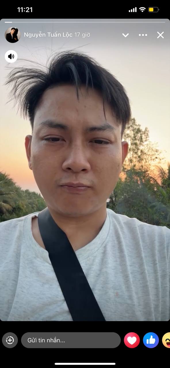   Hoài Lâm lộ diện với trang phục đơn giản, được nhận xét có phần hơi xuề xoà. Ảnh: FBNV  