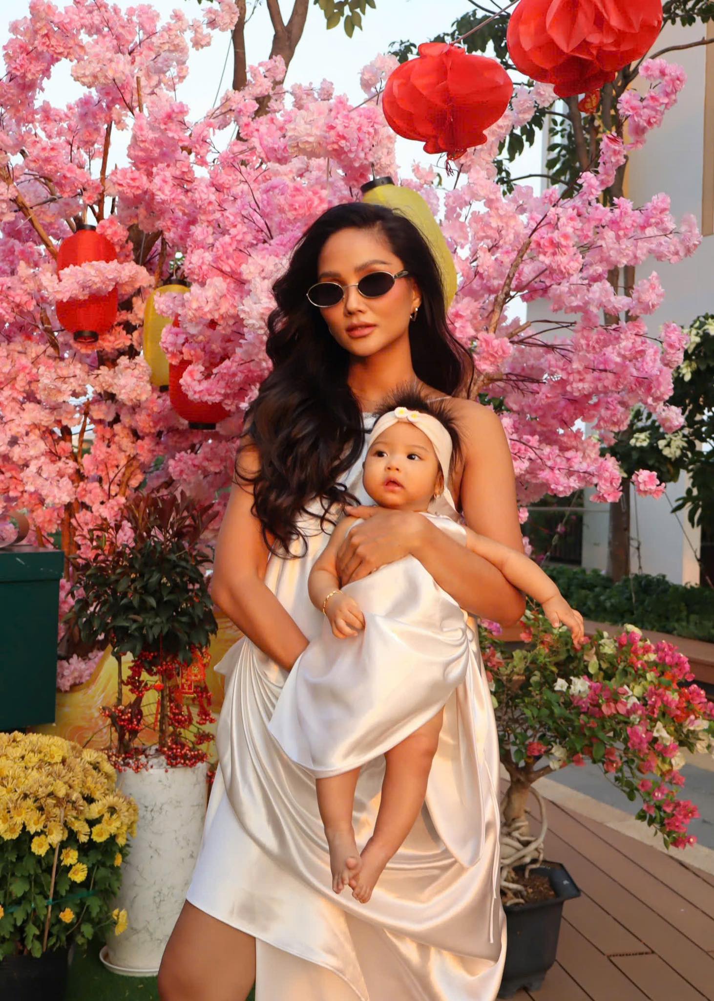 Sau thời gian chăm sóc gia đình, H'Hen Niê đang dần trở lại với các hoạt động nghệ thuật