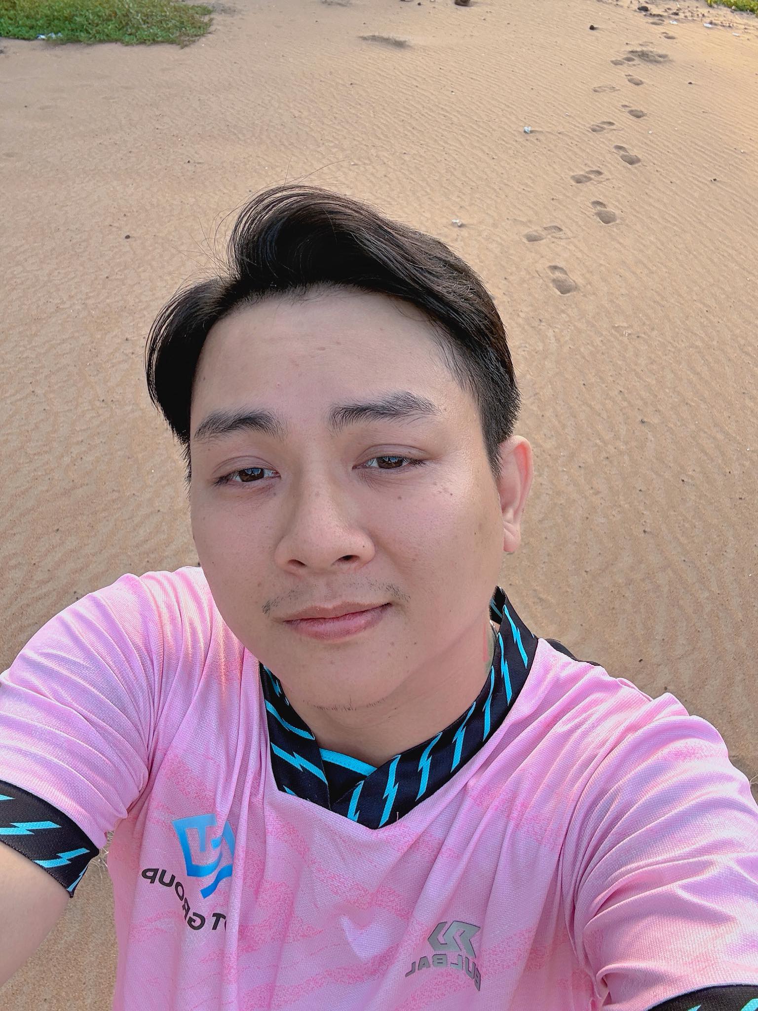 Nam ca sĩ từng được so sánh ngang ngửa Sơn Tùng, nay diện mạo xuề xoà khó tin