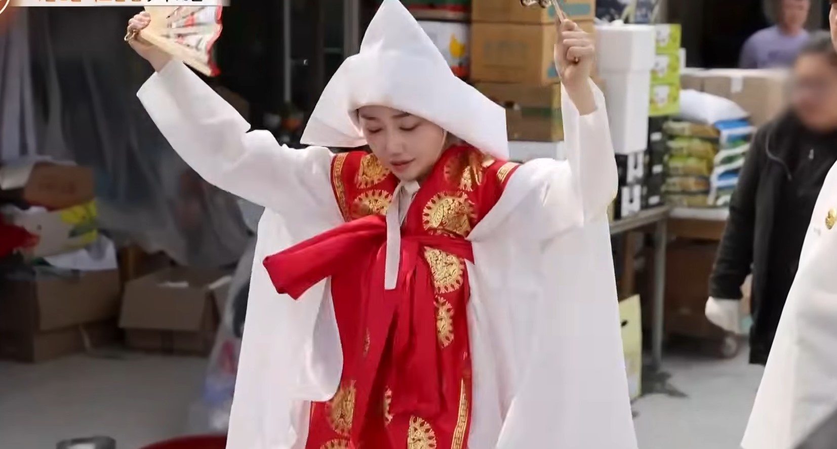 Nghề mới nhất của Park Seo Hwi là pháp sư. Ảnh: Koreaboo