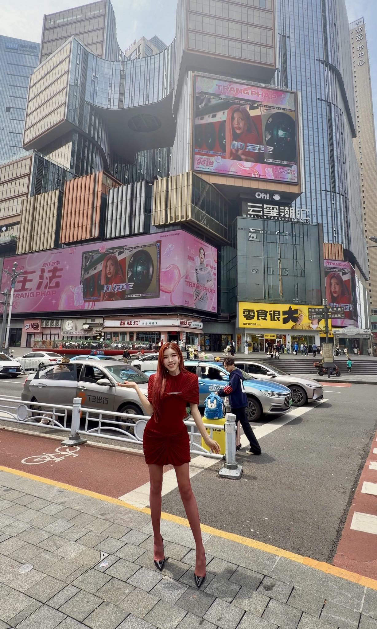 Trang Pháp check-in bản LED hoành tráng ở Trung Quốc (Ảnh FBNV).