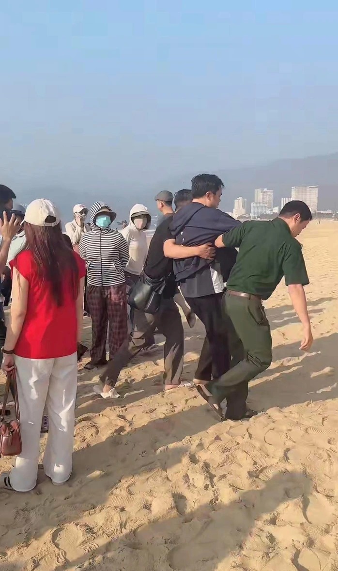 Nhiều người thân và người dân vẫn luôn túc trực tại bờ biển trông ngóng tin tức về nam sinh lớp 12