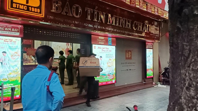 Cảnh sát thu giữ tài liệu tại một cửa hàng Bảo Tín Minh Châu ngày 25/3 vừa qua