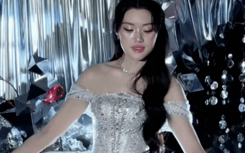 Chỉ vài khoảnh khắc, Phương Oanh nhận nhiều tranh luận trên mạng xã hội