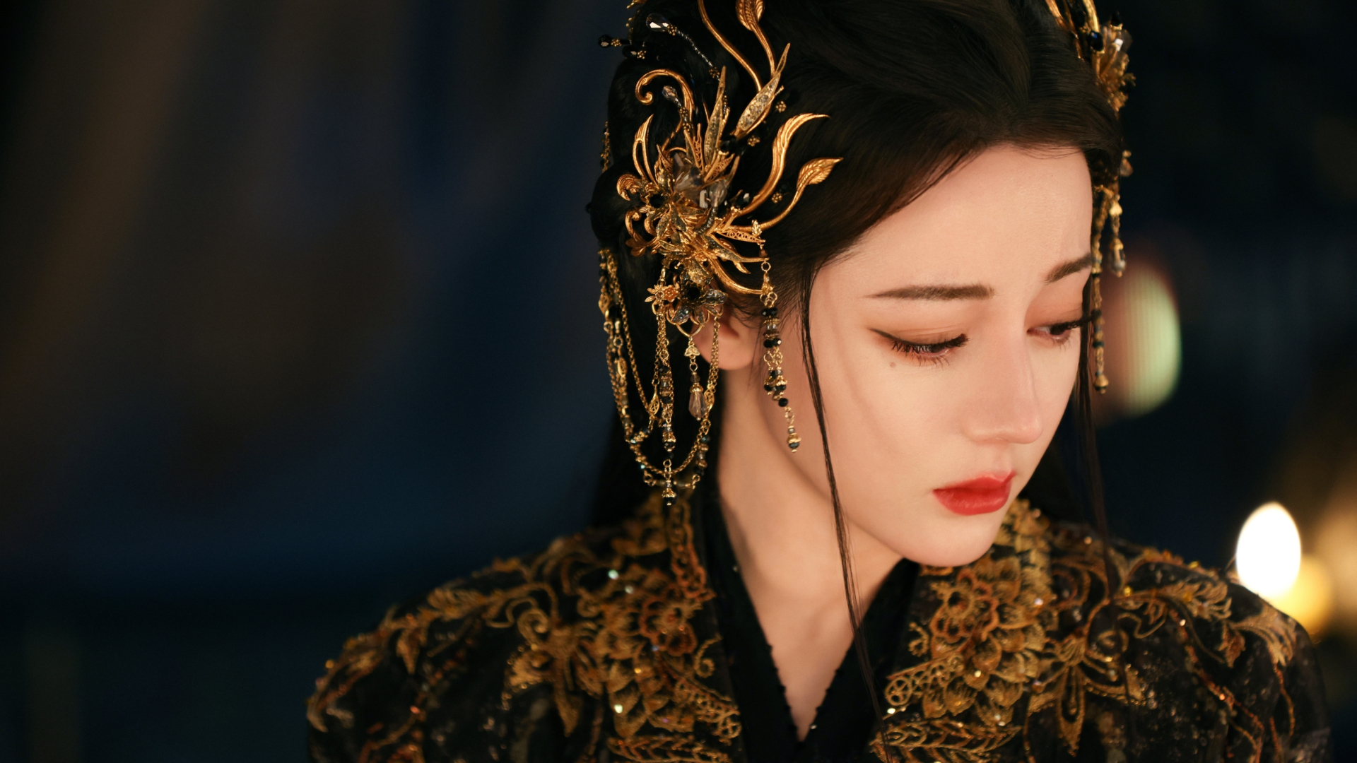 Cô thể hiện hình ảnh nữ vương quyền lực, ma mị