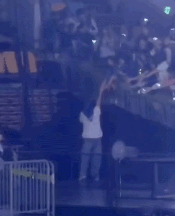 Sự cố kinh hoàng: Gãy rào chắn khán đài khiến nhiều người rơi từ trên cao xuống tại concert của Super Junior