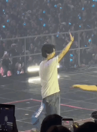 Ryeowook cùng các thành viên vội vã chạy đi, nhưng là chạy đi tìm nhân viên trợ giúp chứ không phải bỏ mặc fan. Ảnh: X