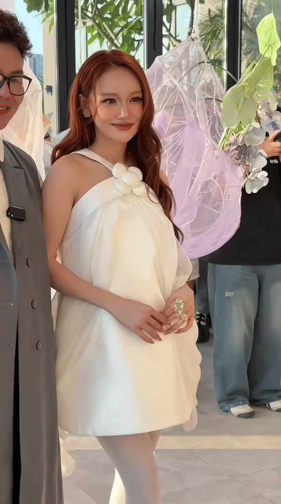 Ở một khoảnh khắc khác, phần cằm của Nhã Phương trông nhọn hơn bình thường. Đây có thể là do sử dụng filler hoặc do nữ diễn viên giảm cân khiến gương mặt trở nên hốc hác.