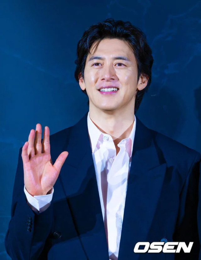 Trong khi đó, Go Soo gây ấn tượng với phong thái lịch lãm cùng visual chuẩn nam thần và nụ cười cuốn hút, “vạn người mê” gần như không đổi khác sau bao năm. Dù nam diễn viên U50 đã lộ chút nếp nhăn của tuổi tác nhưng ngũ quan sắc nét và khí chất ngời ngời của anh thì vẫn còn đó. Ảnh: Naver