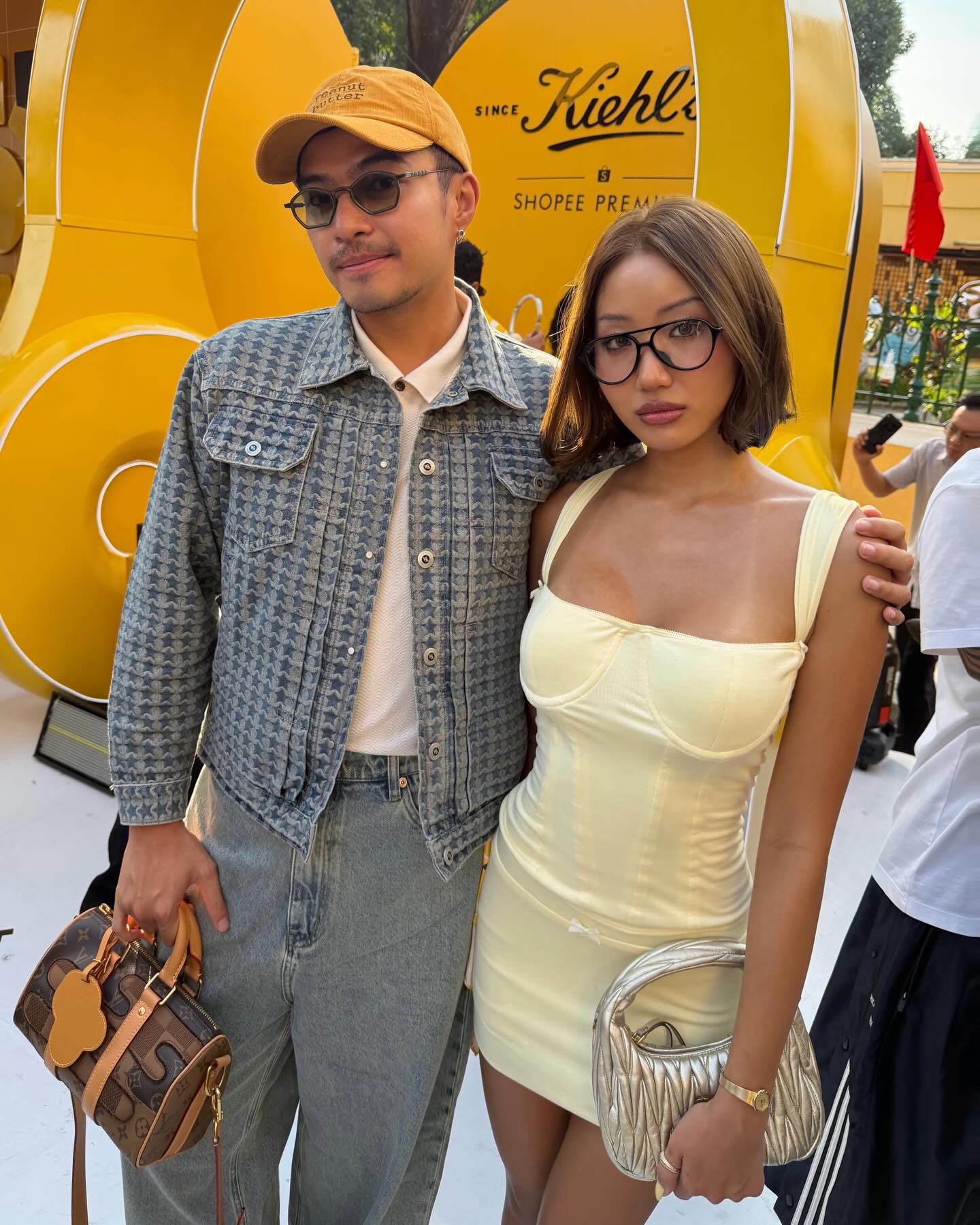 Hot girl chụp hình tại sự kiện cũng thả lỏng người, không còn gồng và cố ưỡn nên nhìn cũng tự nhiên hơn. (Nguồn: Instagram)