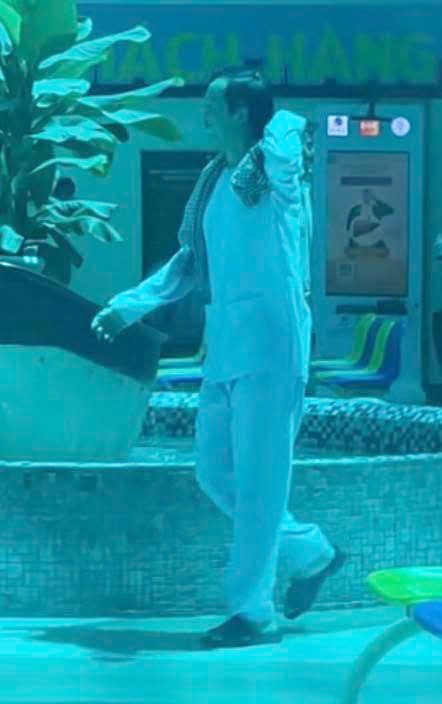   Hình ảnh nghệ sĩ Hoài Linh xuất hiện trong một bệnh viện từng gây xôn xao mạng xã hội vào tháng 3 vừa qua. Ảnh: Tổng hợp  