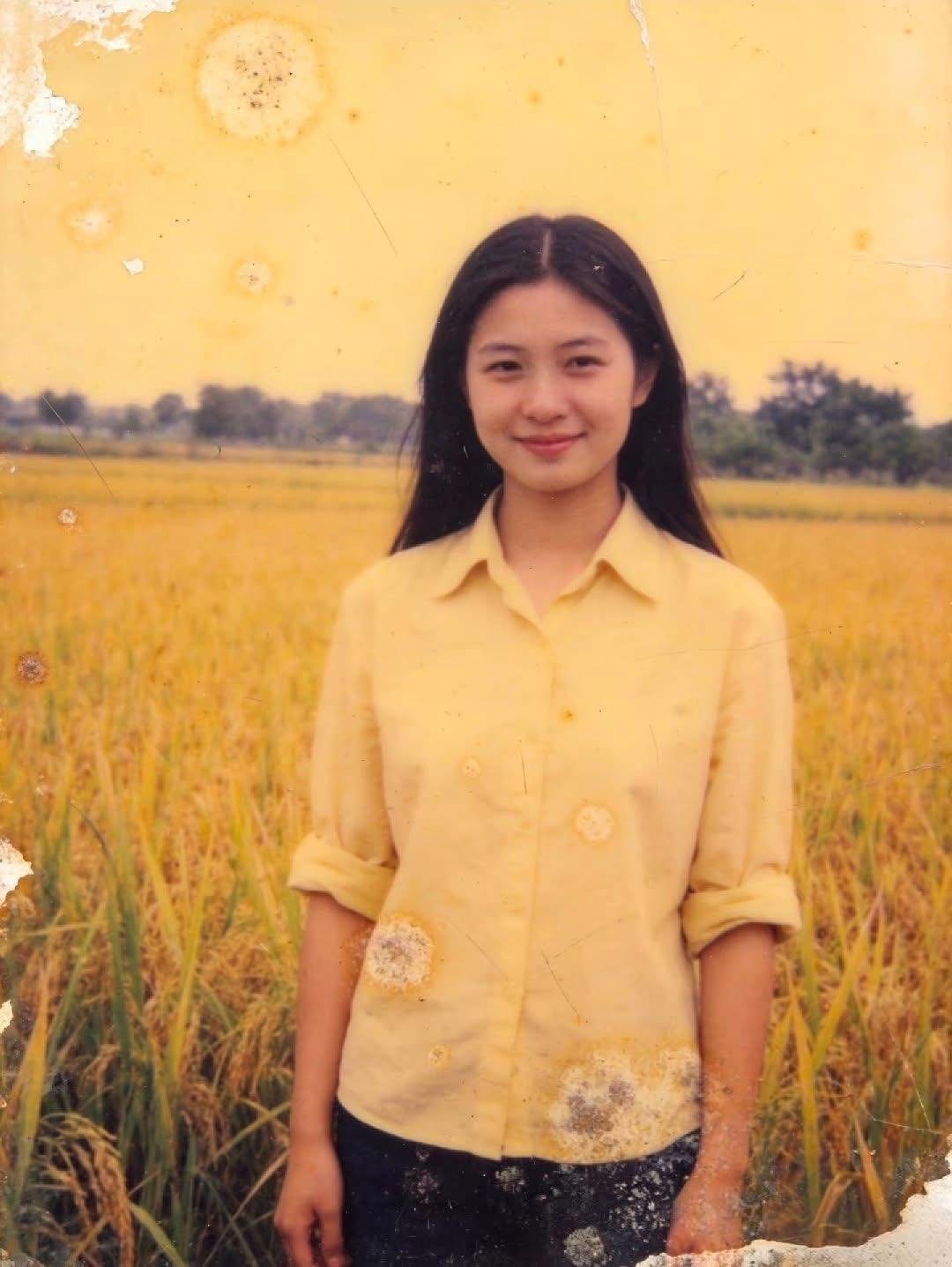 Bức ảnh cũ được cho là một người phụ nữ Trung Quốc chụp năm 1999 đang gây chú ý trên MXH Việt Nam (Ảnh X).