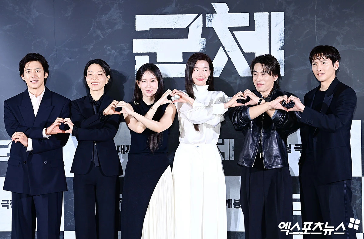 Nhưng khi xuất hiện trong tấm hình lưu niệm chụp cùng dàn sao tại sự kiện, Jeon Ji Hyun bỗng trở nên lạc quẻ. Thậm chí, tờ Xportsnews còn nhận định ekip và đồng nghiệp đã quên không báo dress code cho nữ minh tinh họ Jeon, khiến cô bị lạc lõng giữa dàn nghệ sĩ ở họp báo mới đây. Ảnh: Xportsnews