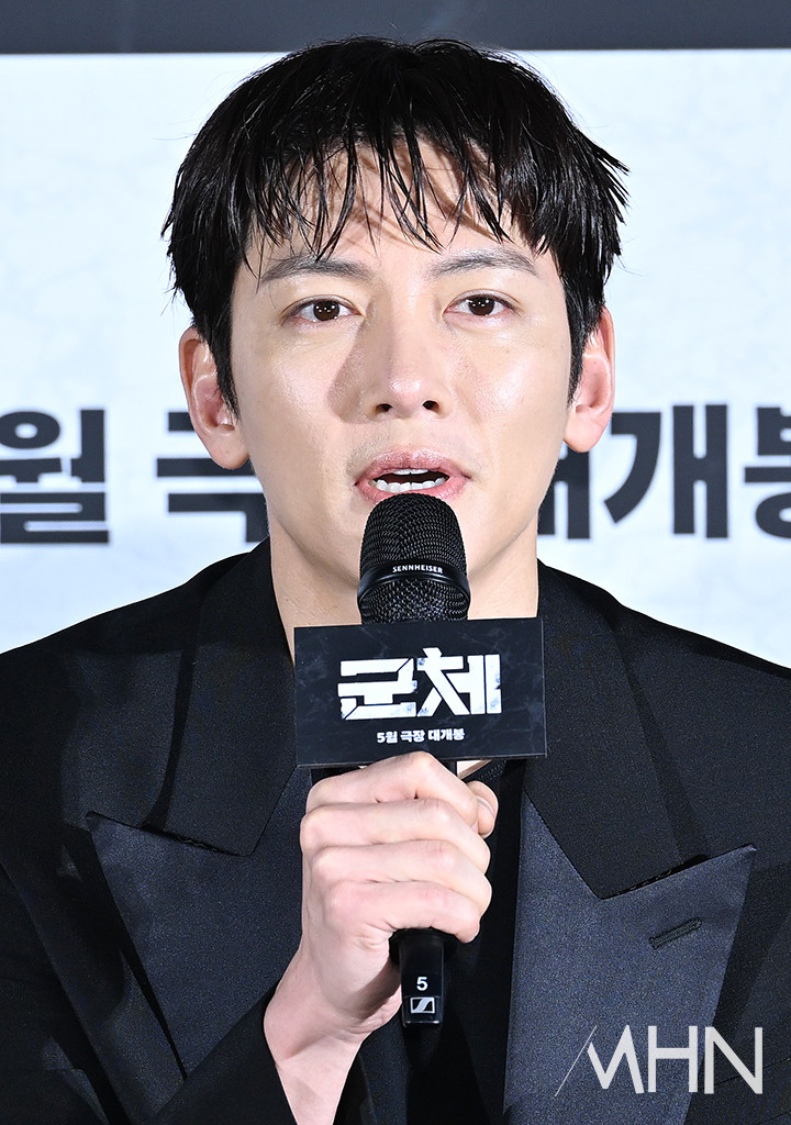 Ji Chang Wook bị thất thế 1 phần do lựa chọn kiểu tóc không phù hợp, khiến diện mạo bị dìm đi trông thấy. Ảnh: Nate