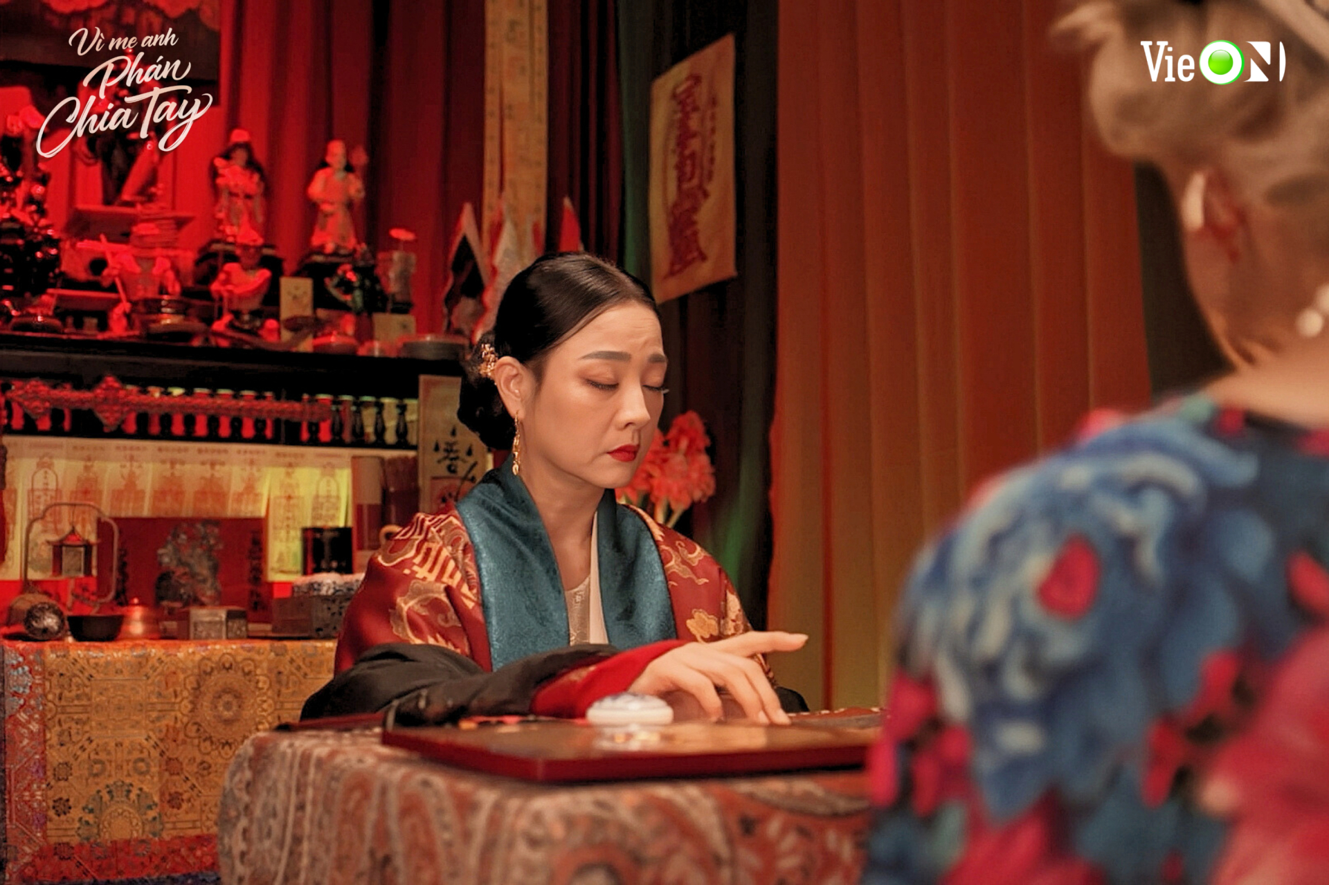 Cậu Sáu là người thao túng tâm lý mẹ và bà nam chính. Là nhân vật lợi dụng tâm linh để âm mưu chiếm đoạt gia sản