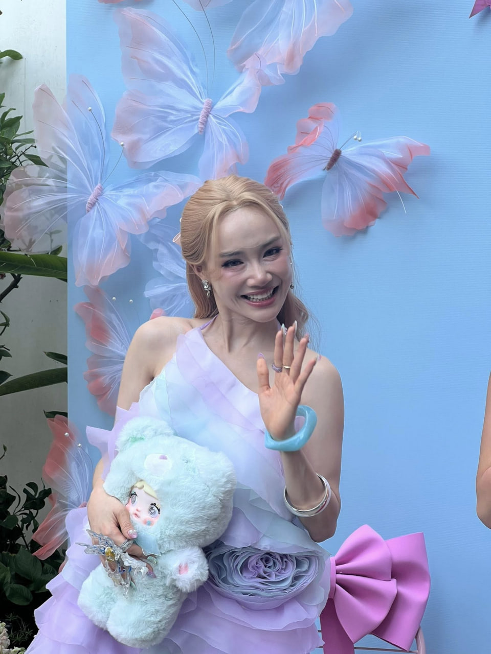 Nhã Phương mặt khá lạ, loạt cam thường khiến ai cũng phân vân