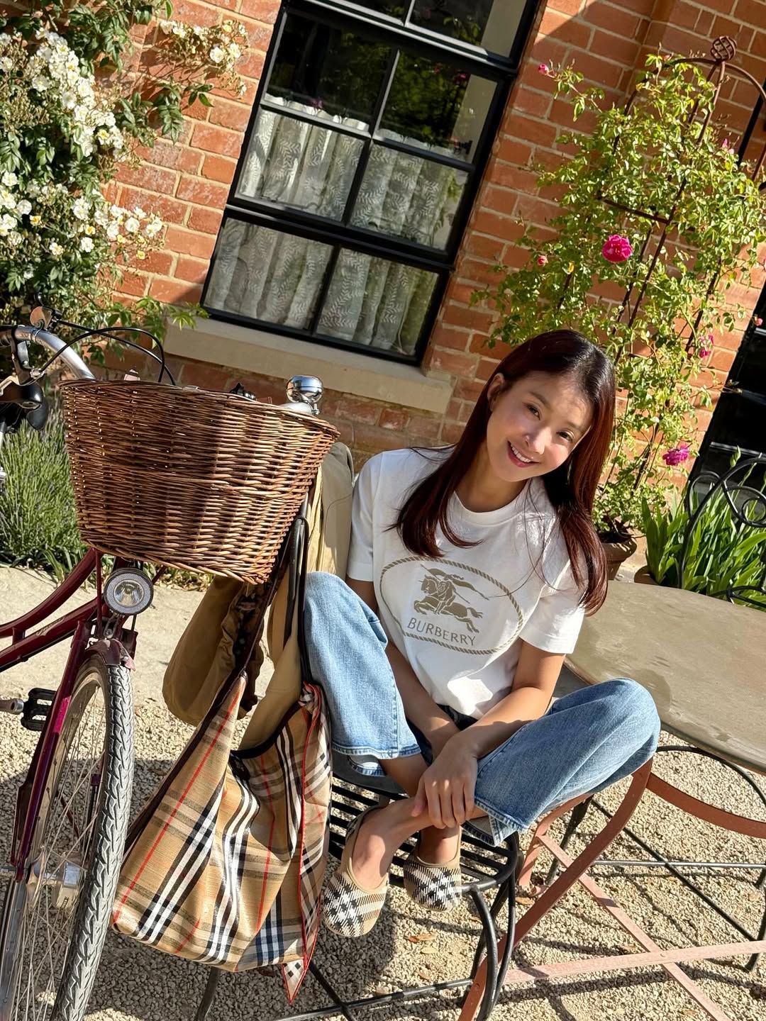 Trong thời gian mang thai, Lee Si Young đã có hàng loạt hành vi gây ảnh hưởng đến thai nhi khiến công chúng bức xúc như uống rượu, tiệc tùng, tập thể thao nặng, dầm mưa, lái xe phân khối lớn. Ảnh: Instagram. 