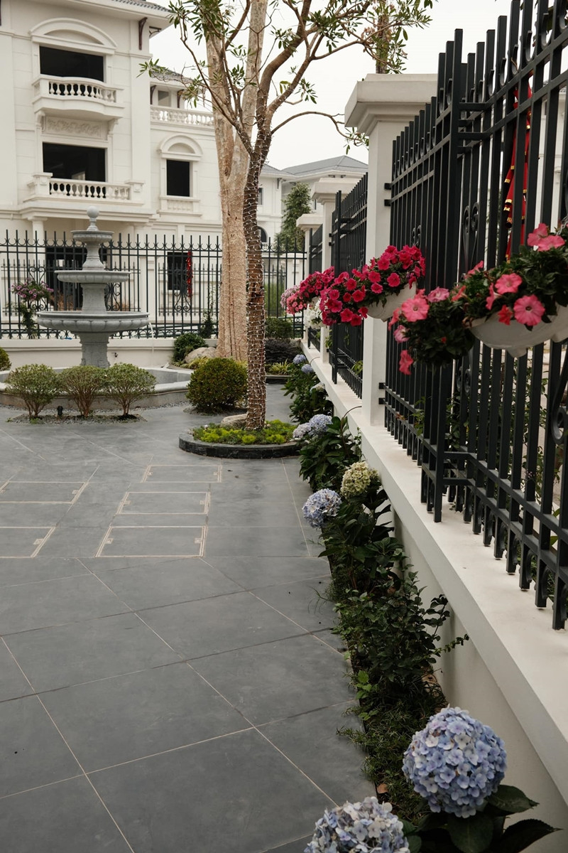 Cơ ngơi gây ấn tượng với diện tích thoáng đãng, thiết kế hiện đại sang trọng