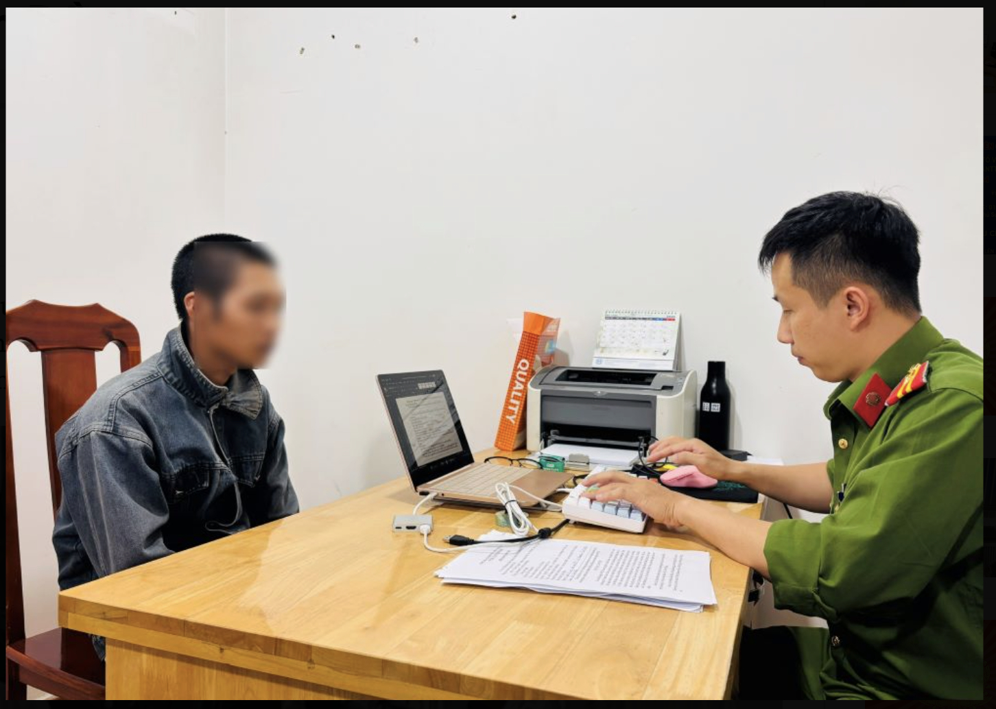   Công an phường B’Lao làm việc với anh T (Ảnh: CQCA)  