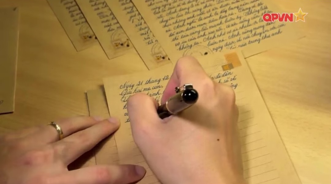 Ngón tay thon dài, đều đặn đưa trên từng trang giấy