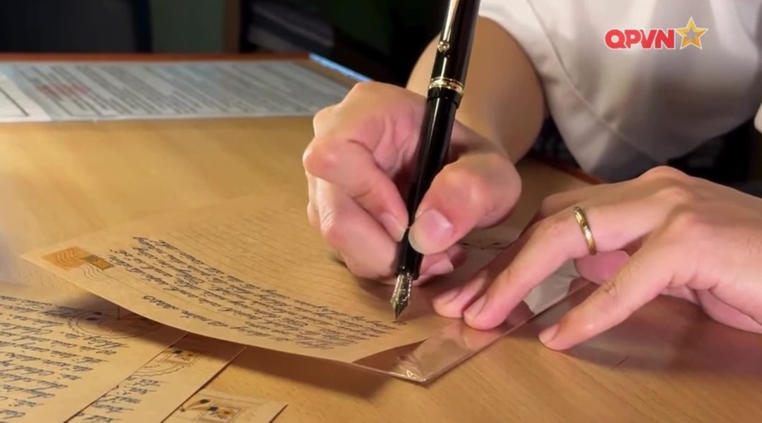 Thượng uý - Trợ lý phòng Đối ngoại, Bộ Tham mưu Quân chủng Hải quân gây sốt: Gương mặt tuấn tú, viết chữ đẹp như giấy khen