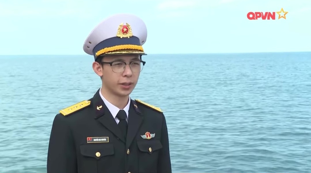 Thượng uý - Trợ lý phòng Đối ngoại, Bộ Tham mưu Quân chủng Hải quân gây sốt: Gương mặt tuấn tú, viết chữ đẹp như giấy khen