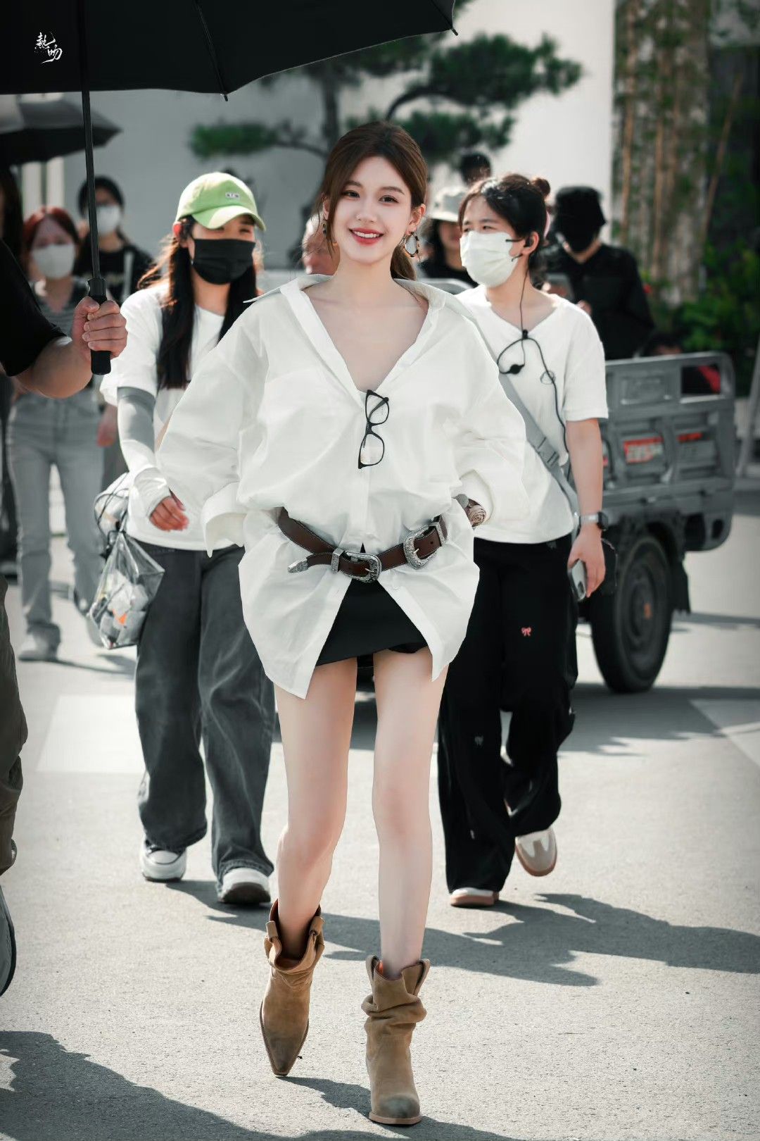 Triệu Lộ Tư không cao nhưng mặc gì cũng đẹp, đến áo sơ mi basic cũng 