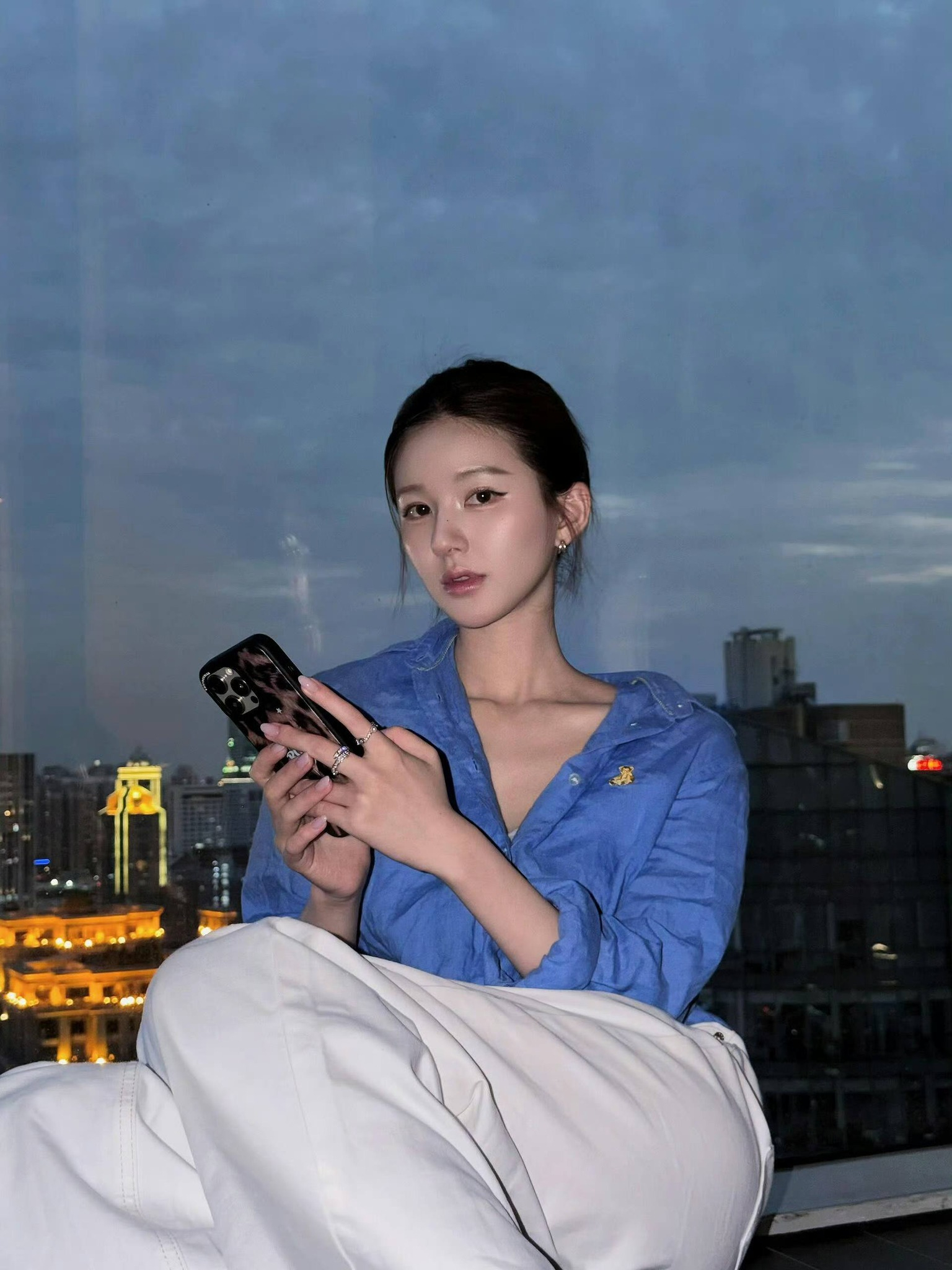 Triệu Lộ Tư không cao nhưng mặc gì cũng đẹp, đến áo sơ mi basic cũng 