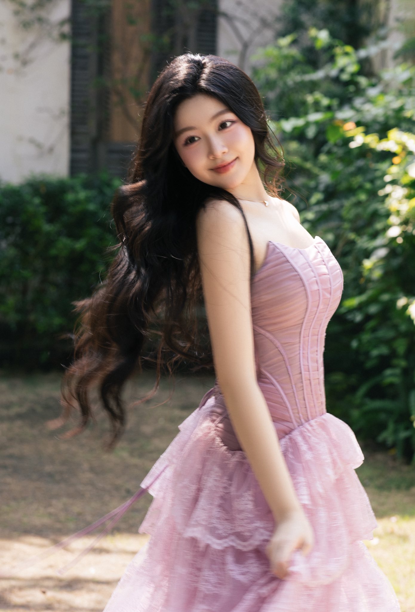 Lọ Lem diện váy local brand Việt đón tuổi 20: Visual bừng sáng, gặp hoa hoa nở, gặp người người yêu 