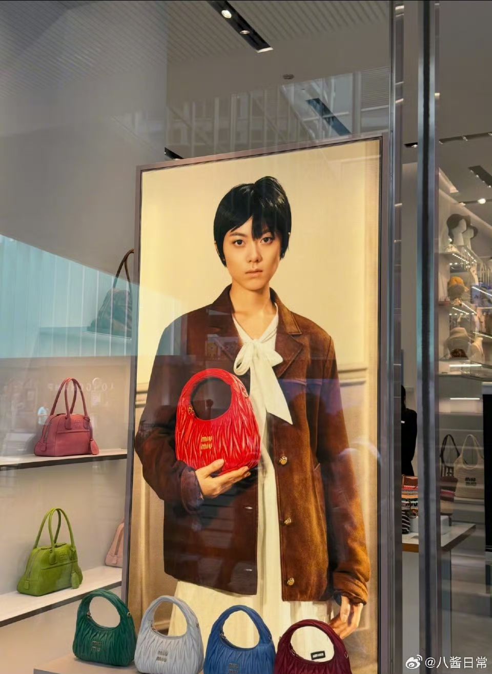 Bức hình quảng cáo khiến nhiều người không nghĩ đây là Miu Miu, và Triệu Kim Mạch không giống người đang đảm nhiệm vai trò đại sứ thương hiệu. (Ảnh: Weibo)