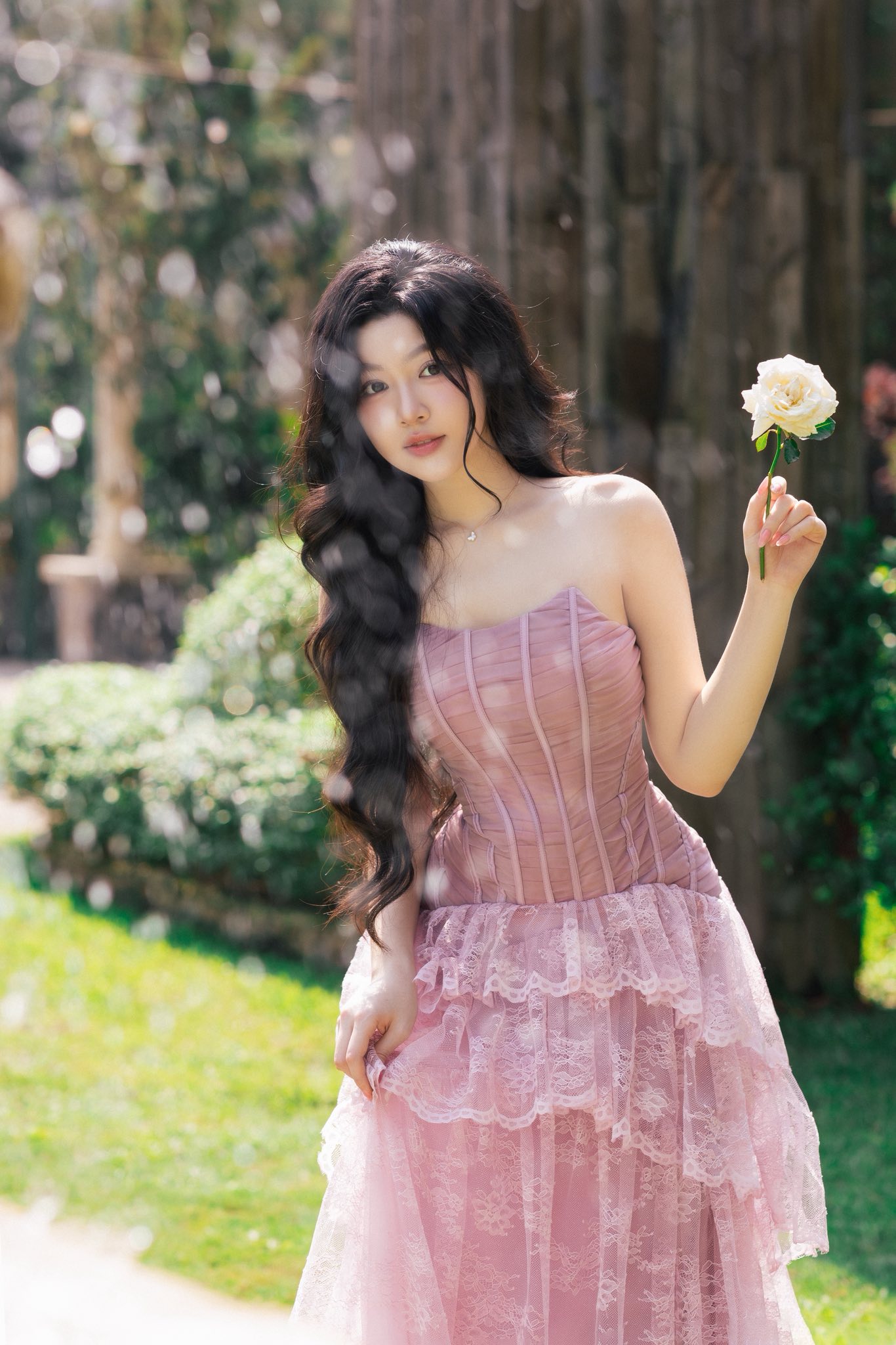 Lọ Lem diện váy local brand Việt đón tuổi 20: Visual bừng sáng, gặp hoa hoa nở, gặp người người yêu 