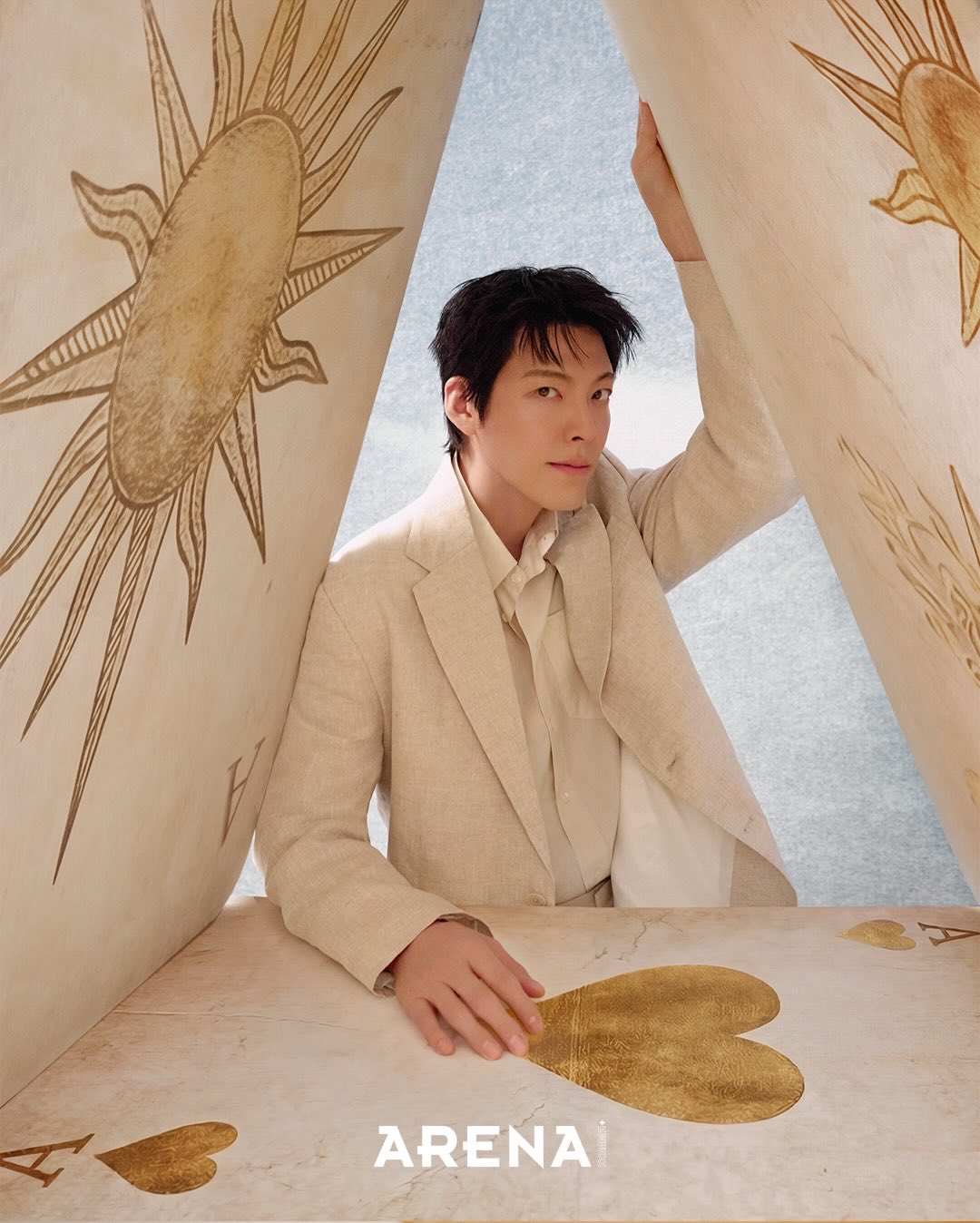 Kim Woo Bin trở thành gương mặt trang bìa và trả lời nhiều câu hỏi của fan. Ảnh: Arena