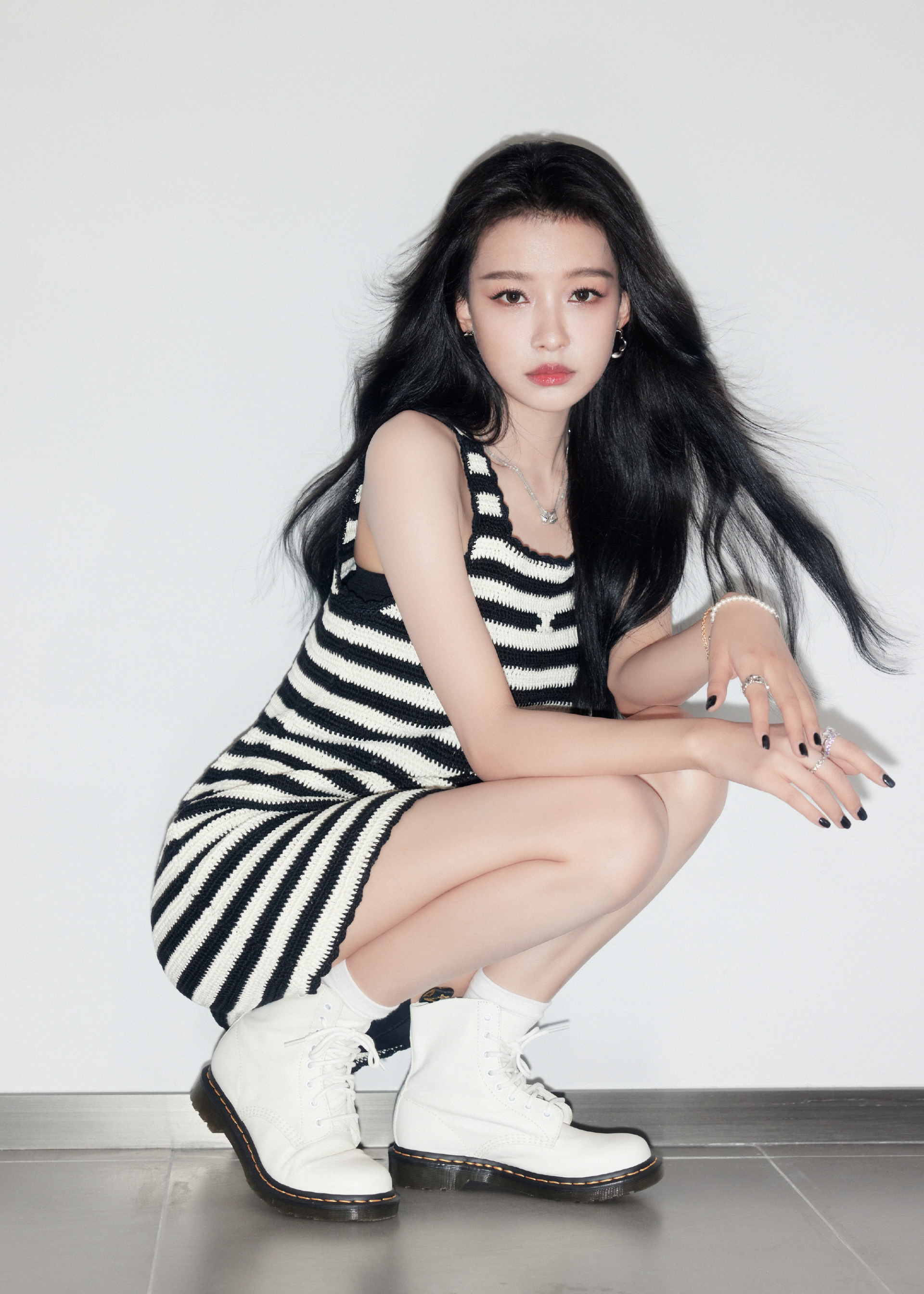 Lùm xùm dan díu với trai trẻ, bị