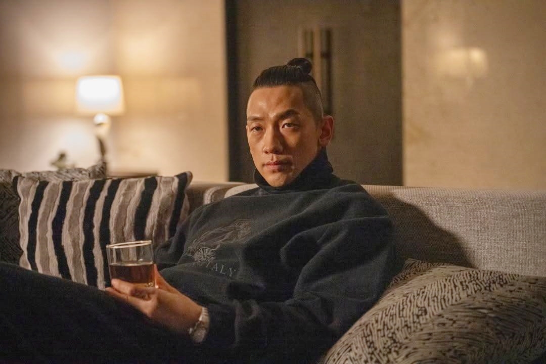 Ngay cả khi ngồi nói chuyện, Baek Jeong cũng thể hiện sự nguy hiểm khó lường