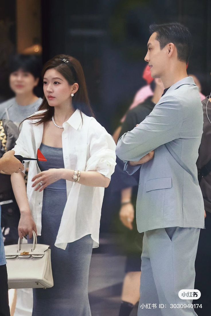 Triệu Lộ Tư không cao nhưng mặc gì cũng đẹp, đến áo sơ mi basic cũng 